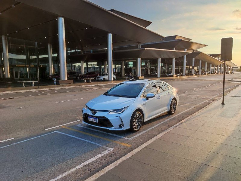 Corolla Altis Híbrido no aeroporto ao pôr do sol