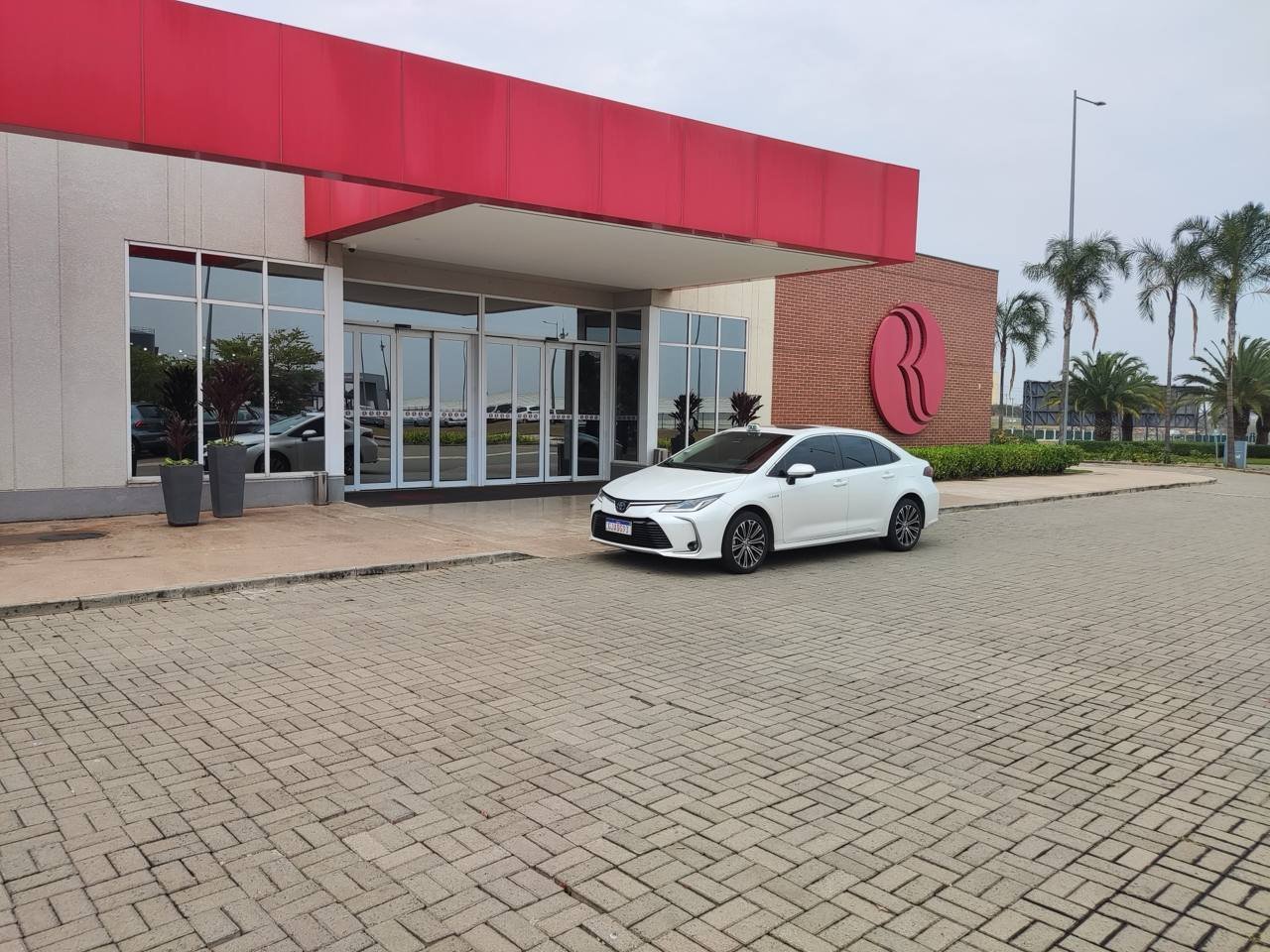 Corolla Altis Híbrido em frente a evento corporativo