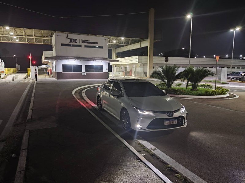 Corolla Altis Híbrido em área industrial à noite