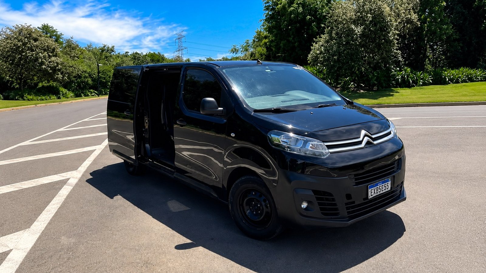 Van Citroën executiva preta com porta aberta